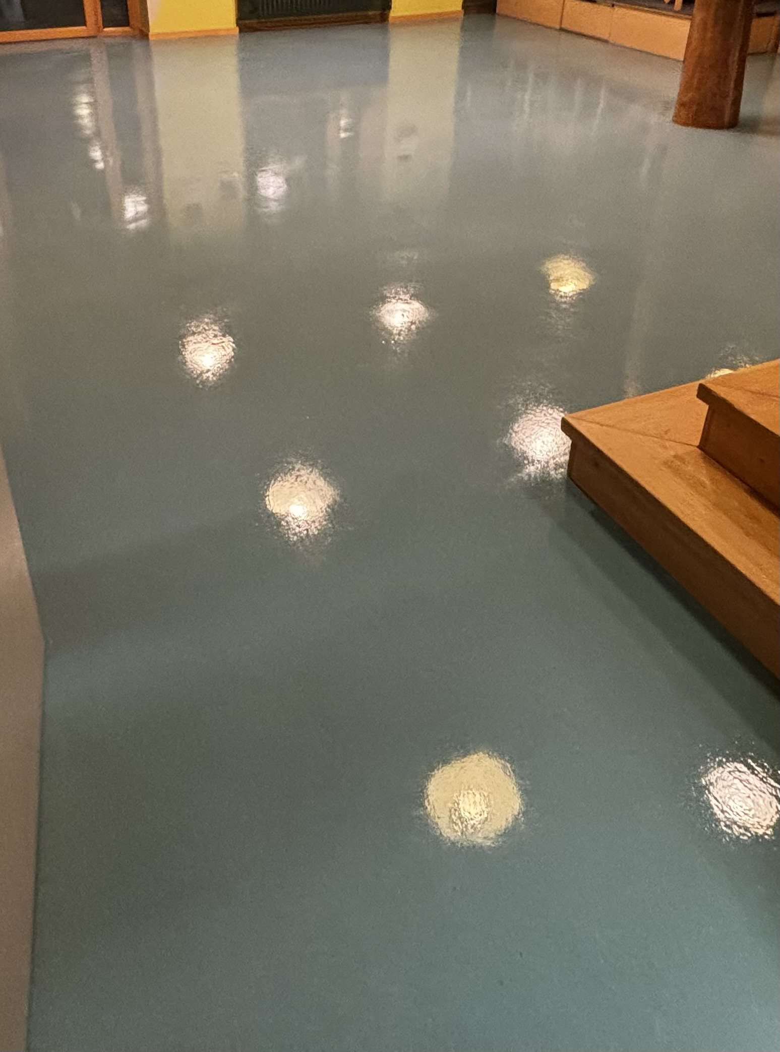 Grundreinigung eines Linoleum-Bodens